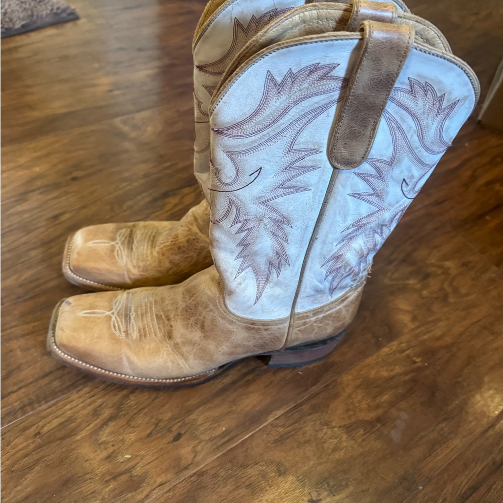 Idyllwind by Miranda Lambert Cowboy boots tan w pink and purple stitching